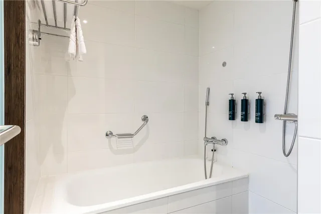جناح جونيور بسرير كينج بإطلالة جزئية على البحر، Hilton Helsinki Kalastajatorppa 4/4