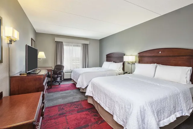 غرفة قياسية بسريرين كوين، Hampton Inn Suites Madison West 1/3