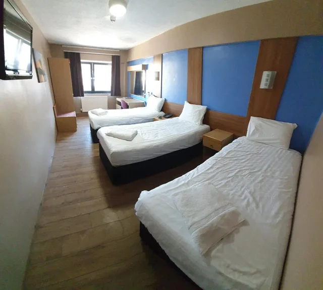 غرفة ثلاثية، Gilson Hotel 2/8