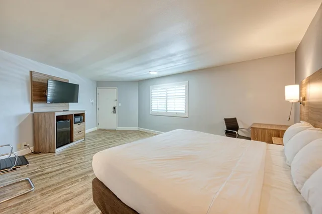غرفة ديلوكس بسرير كينج، Vagabond Inn San Luis Obispo 1/5