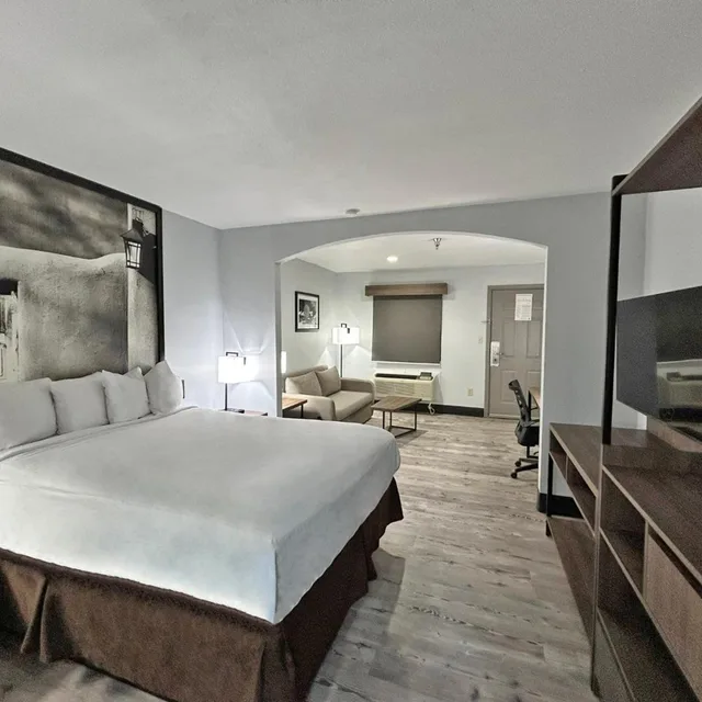غرفة بسرير كوين مع أريكة، SureStay Plus by Best Western Cannon A.F.B. 1/5