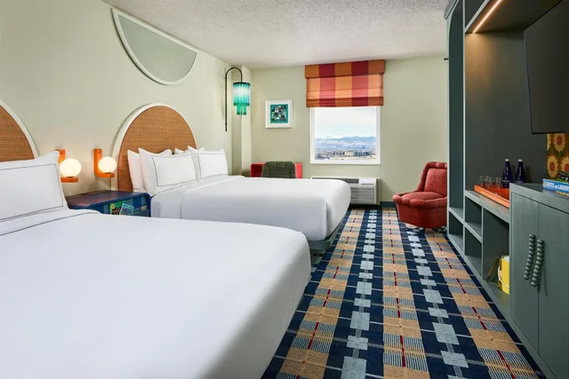 غرفة بسريرين كوين في طابق مرتفع، The Curtis Denver a DoubleTree by Hilton Hotel 1/6
