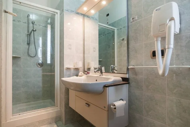 غرفة رباعية بسريرين منفصلين وسرير بطابقين، Hotel Tirreno 5/6