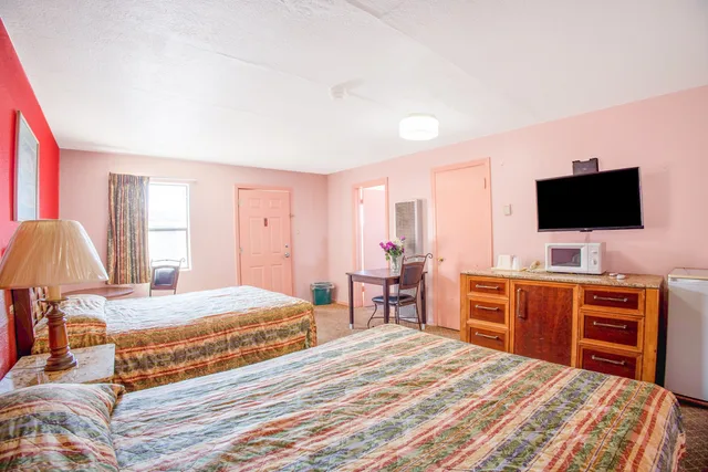 1 Queen Bed & 2 Twin Beds Non-Smoking, Sands Motel By OYO El Paso near Airport 3/5