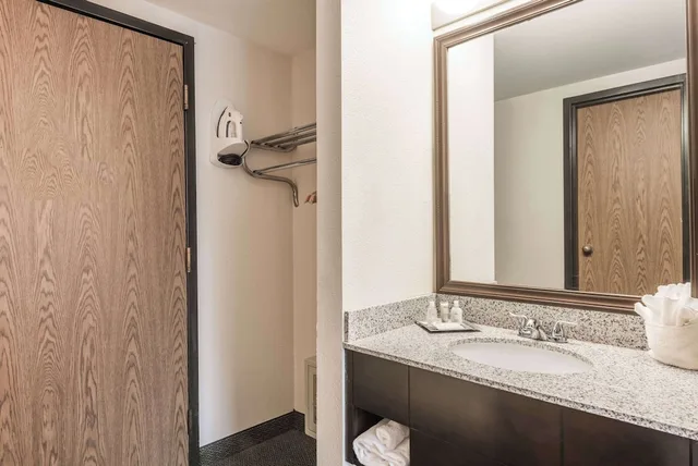 غرفة بسرير كينج لذوي الإعاقة، Wyndham Garden Williamsburg Busch Gardens Area 8/10