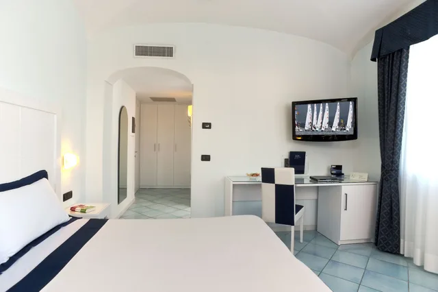 غرفة سوبيريور بسرير مزدوج بإطلالة على البحر، Villa Durrueli Resort Spa 7/10
