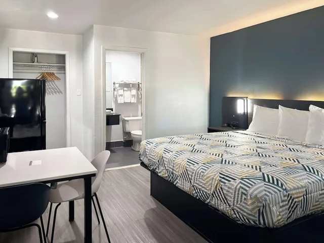 غرفة قياسية بسرير كينج، Hotel Irving DFW Airport North 3/5