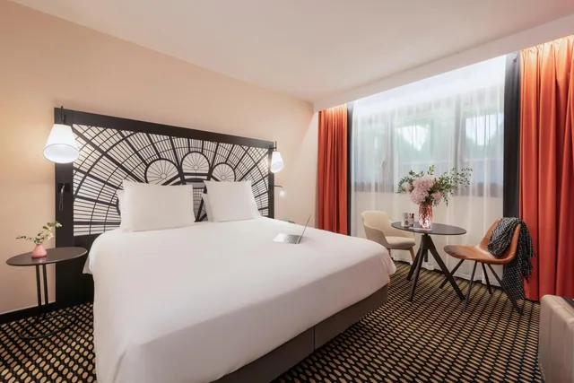 جناح عائلي بسرير كينج وسرير كوين مع أريكة في طابق مرتفع، Mercure Paris Porte De Versailles Expo 1/6