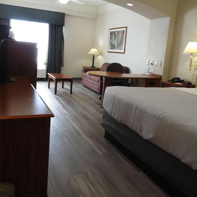 غرفة بسرير كينج مع أريكة، Stay Well Inn & Suites Fort Myers,FL 3/5