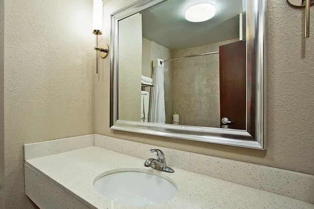 جناح استوديو ديلوكس بسرير كينج وسرير كوين مع أريكة لذوي الإعاقة، Holiday Inn Express Suites Springfield Dayton Area 1/1