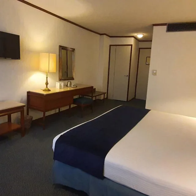 جناح جونيور، Bristol Hotel 6/10