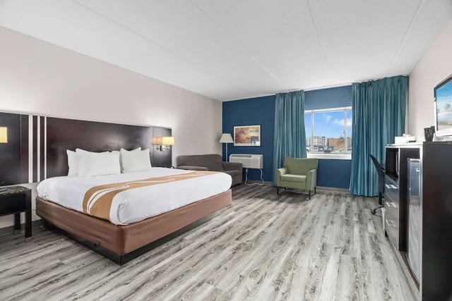 غرفة بسرير كينج مع أريكة لذوي الإعاقة، Quality Inn & Suites Mall of America - MSP Airport 1/4