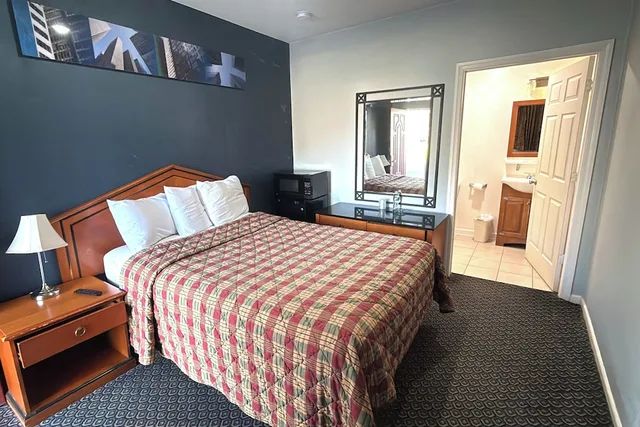 غرفة بسرير كوين للمدخنين، At 9 Motel Near Freehold I-195 1/10