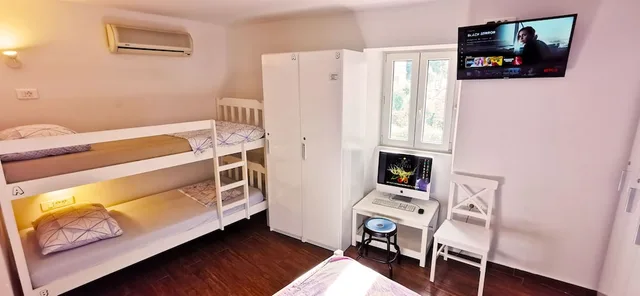 شقة بسريرين منفصلين وأسرّة بطابقين بغرفة نوم واحدة بحمام خاص، Croparadise Hostel 4/5