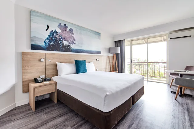 غرفة بسرير كينج بإطلالة على المسبح، Novotel Cairns Oasis Resort 2/7