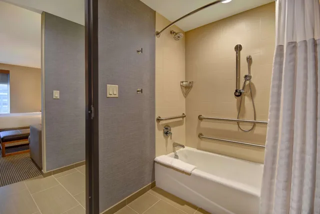 غرفة بسرير كينج مع أريكة بحوض استحمام لذوي الإعاقة، Hyatt Place Huntsville 3/5