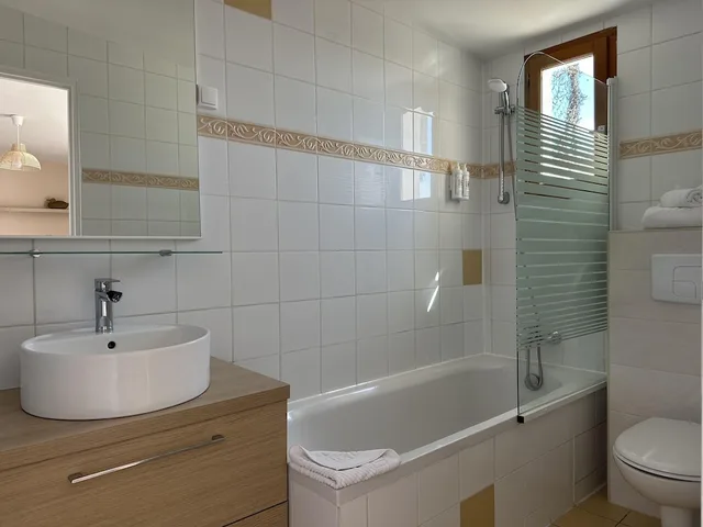 غرفة بسرير كينج بإطلالة على البحر بشرفة، Hôtel La Fiancée Du Pirate 4/5