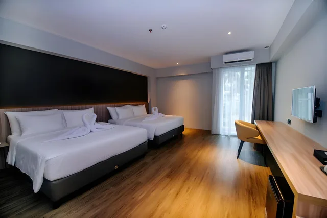 غرفة عائلية بسرير كينج وسرير كوين، Rogers Hotel Manado 1/1