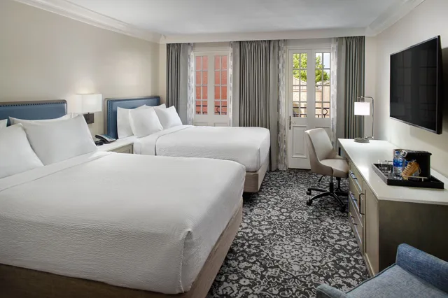 غرفة بسريرين مزدوجين بإطلالة على الفناء بشرفة، Four Points By Sheraton French Quarter 1/8