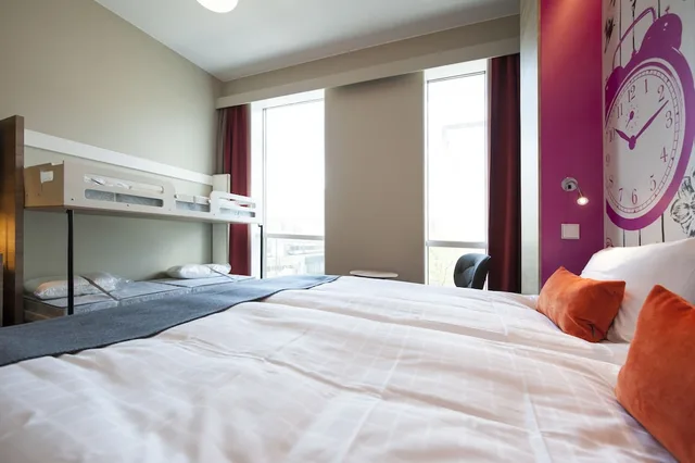 غرفة عائلية بسريرين منفصلين وسرير بطابقين، Motel L Hammarby Sjostad 1/4