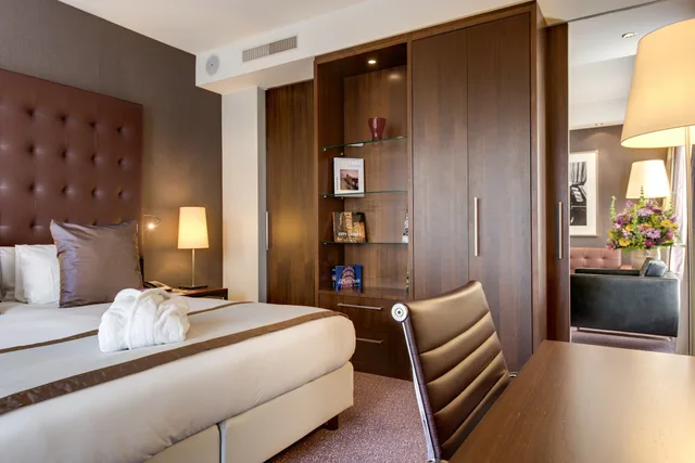 Junior Suite, King Bed, Crowne Plaza Amsterdam South Hotel 2/5