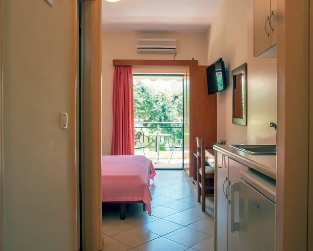 غرفة بسريرين منفصلين بإطلالة على الحديقة، Loukas Hotel &amp; Apartments 6/10