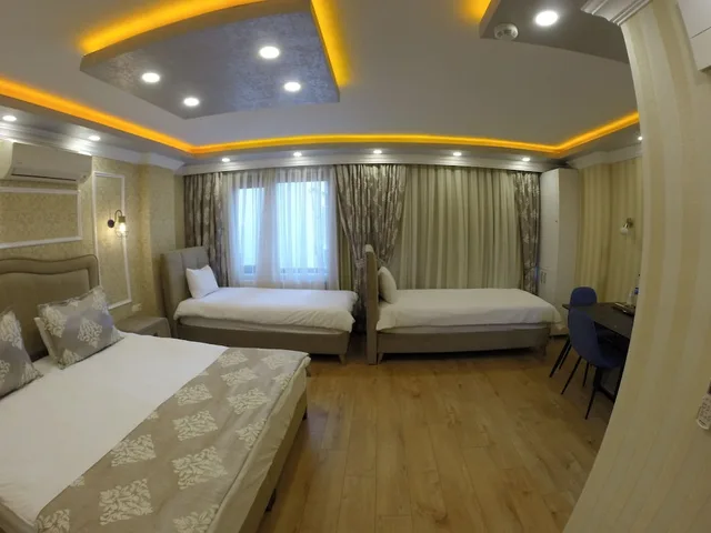 غرفة ديلوكس رباعية بسرير كوين وسرير فردي مع أريكة، Meydan Suites 1/3