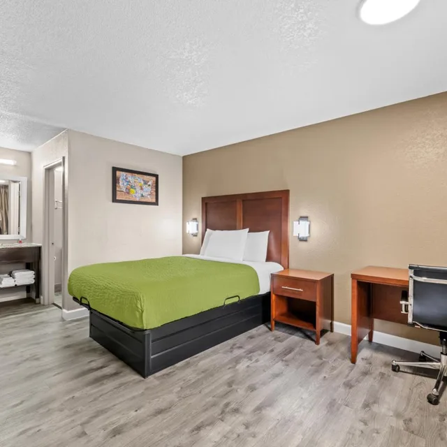 Room, Queen Bed, Exterior Entrance, Econo Lodge Kannapolis - Concord 2/10
