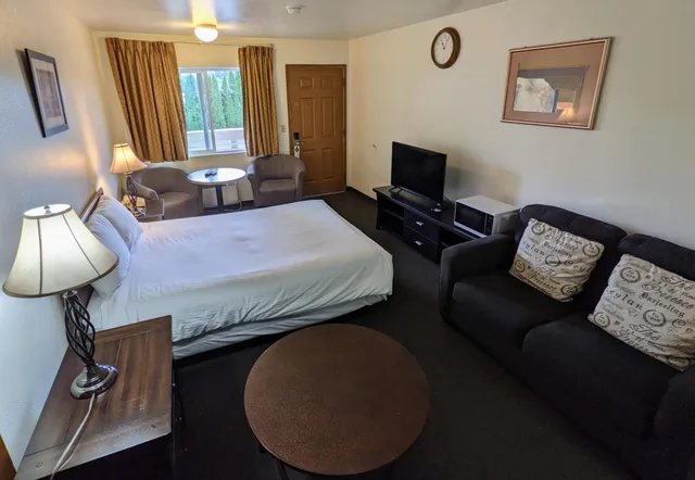 Room, Queen Bed, Fairground Inn Monroe WA 1/10