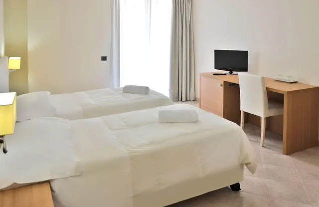 غرفة قياسية بسرير مزدوج وسرير فردي، Vea Resort Hotel 1/10