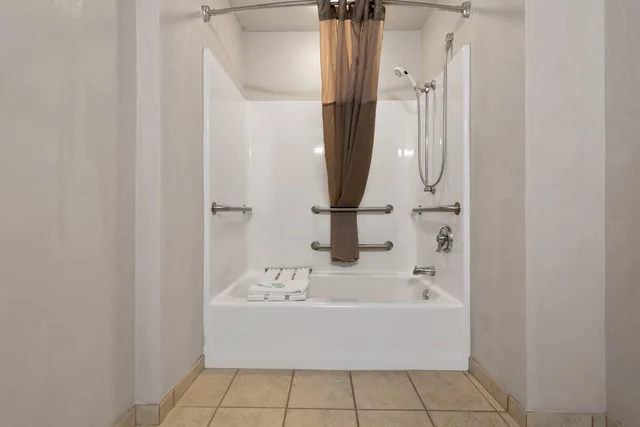 غرفة بسرير كينج لذوي الإعاقة، Rodeway Inn & Suites Tomahawk 4/5