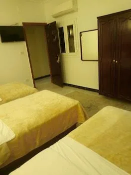 غرفة ثلاثية، Arabian Nights Hotel 2/2