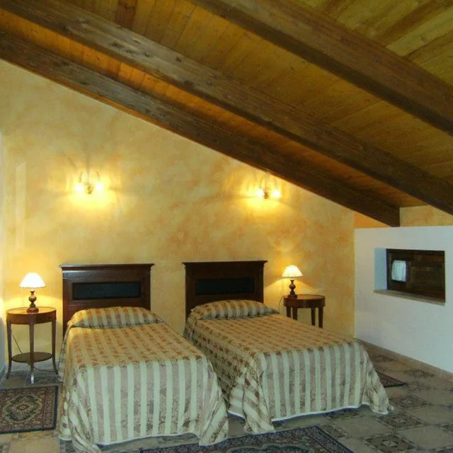 غرفة ثلاثية، Hotel U Bais 4/8