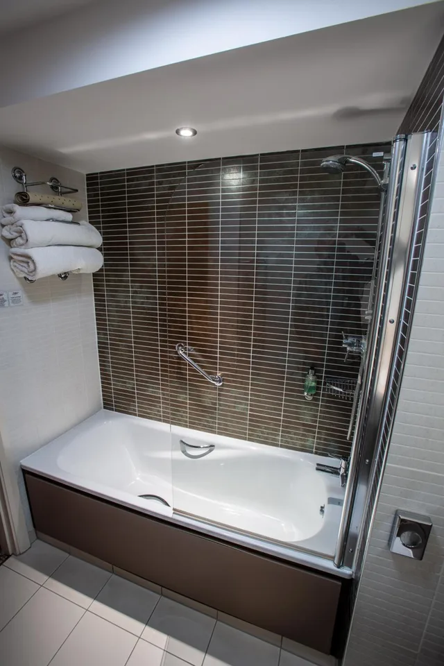 غرفة ثلاثية، Drayton Manor Hotel 6/6