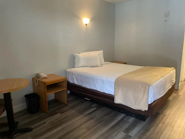 Deluxe, Queen Bed, Premier Inns Thousand Oaks 1/1