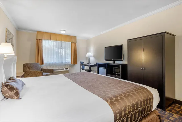 غرفة بسرير كينج، Best Western Plus Inn Of Hayward 1/8