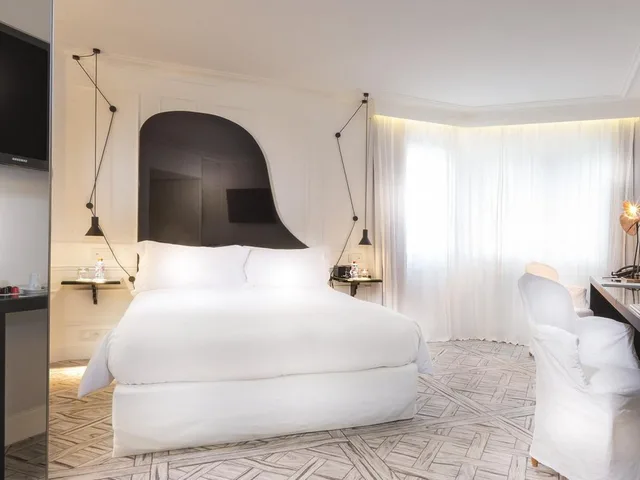 Couture, Deluxe, Queen Bed، La Maison Champs Elysees 1/2