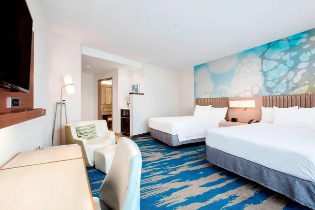 غرفة بسريرين كوين بشرفة بإطلالة جزئية على البحر لذوي الإعاقة، Courtyard by Marriott Faro Blanco Resort 2/5