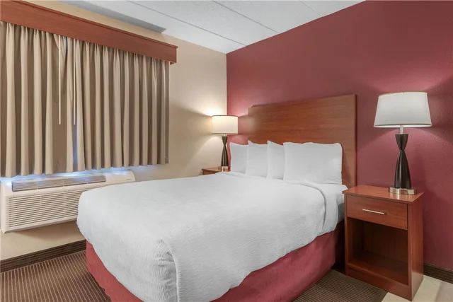 Suite, Queen Bed, Jetted Tub, SureStay Plus Hotel by Best Western Litchfield 1/4