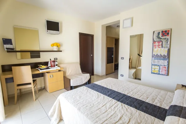 غرفة ثلاثية بسرير كوين وسرير فردي بإطلالة على الحديقة، Tichos Greenblu Hotel 2/4