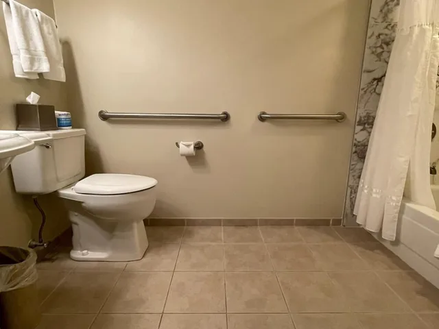 غرفة بسرير كوين بمطبخ لذوي الإعاقة، The Essex Vermont S Culinary Resort Spa 6/8