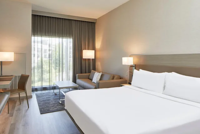 غرفة بسرير كينج بإطلالة على المدينة مع أريكة، AC Hotel by Marriott Durham 1/4