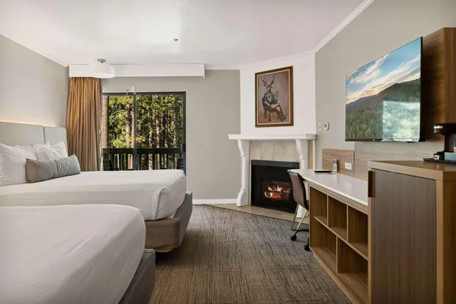 غرفة بسريرين كوين بحوض استحمام لذوي الإعاقة، Chateau Big Bear Boutique Hotel, BW Signature Collection 1/4