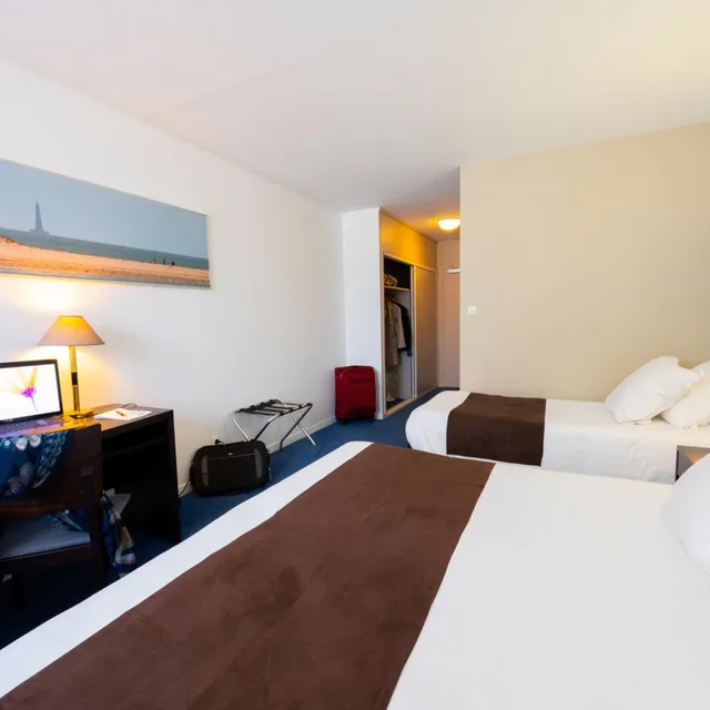 غرفة ثلاثية، HOTEL DES REMPARTS 1/7