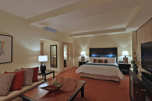 جناح جونيور بسرير كينج بإطلالة على المسبح مع دخول صالة النادي في الطابق العلوي، Intercontinental San Pedro Sula 7/10