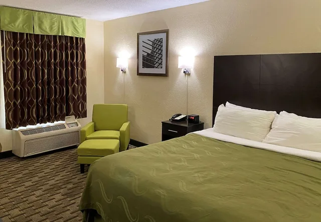 غرفة بزنس بسرير كينج، Quality Inn Elizabeth City near University 7/9