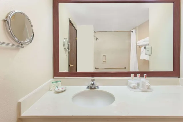 Deluxe, 2 Queen Beds, Ramada By Wyndham Fresno Northwest 9/10