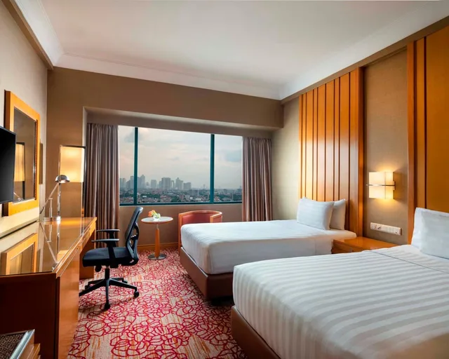 غرفة بسريرين منفصلين بإطلالة على المسبح، Hotel Ciputra Jakarta managed by Swiss-Belhotel International 1/2