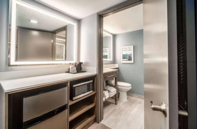 Room, 2 Queen Beds, Pool or Ocean View, Balcony، La Quinta Inn & Suites by Wyndham Cocoa Beach Oceanfront 6/6