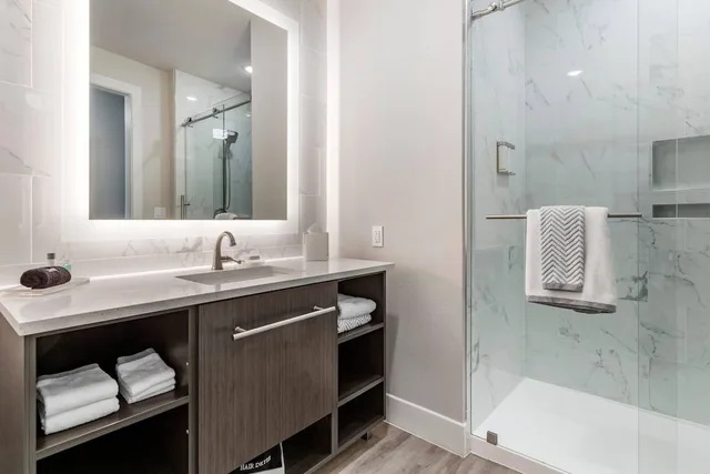 غرفة بسرير كينج مع أريكة لذوي الإعاقة، Cambria Hotel Austin Uptown near the Domain 5/8